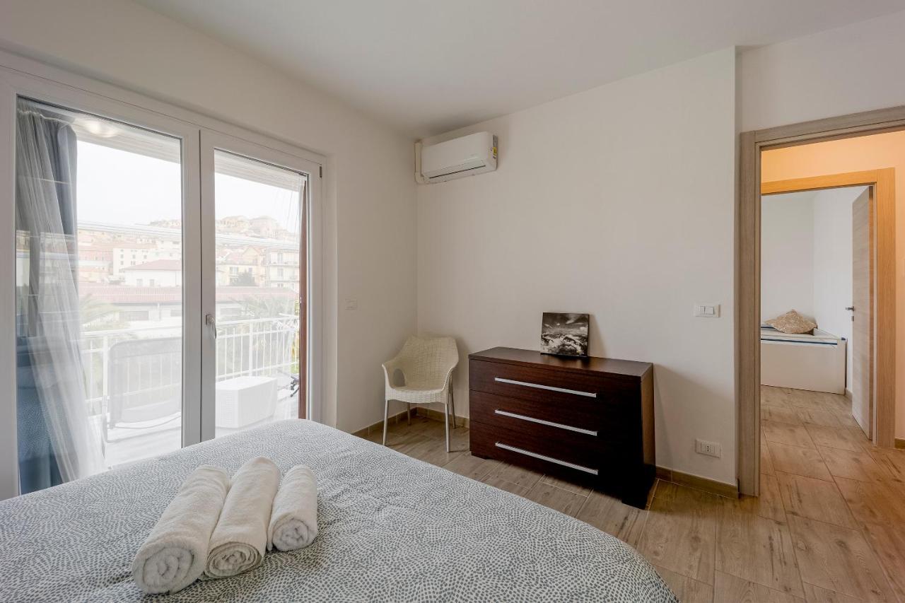 Il Gattino Di Porto - Apt 5 - Bilocale Terrazzo Piscina Imperia Εξωτερικό φωτογραφία
